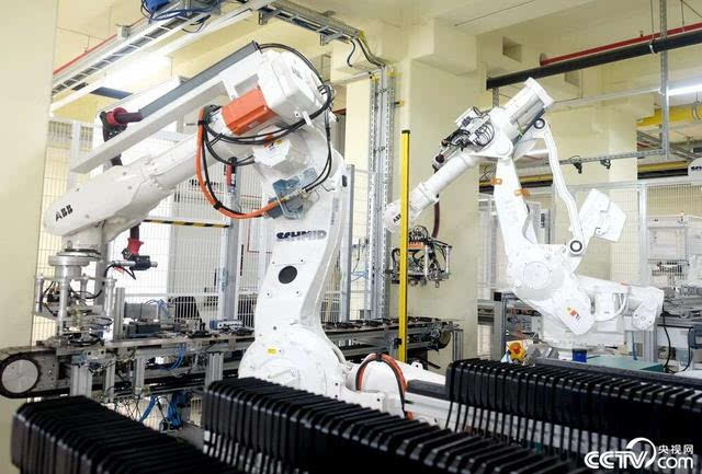 工厂全自动生产车间里不停工作的机器"手臂",高度自动化带来的是高